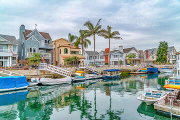 Fototapeta na wymiar Stylish neighborhood with waterfront homes along canal in Long Beach California