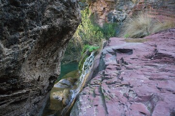 Obraz premium waterfall view between red stones