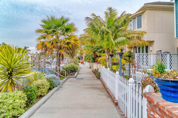 Fototapeta premium Walkway along canal and houses in the amazing neighborhood of Long Beach CA