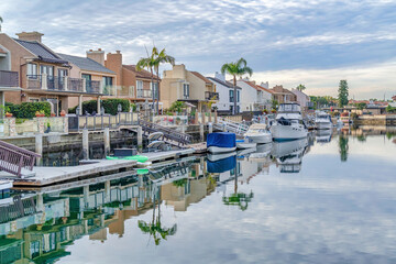 Obraz premium Homes and private docks at the border of canal in Huntington Beach California