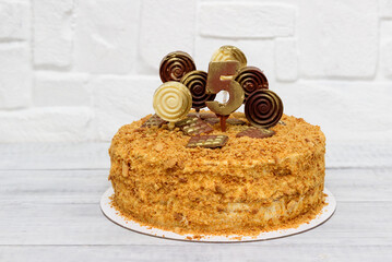 The honey cake is decorated with Belgian chocolate sweets.