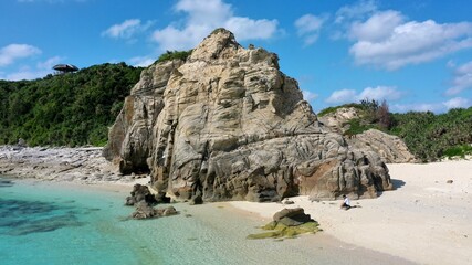 Fototapeta na wymiar 島の大きな岩、沖縄、渡嘉敷