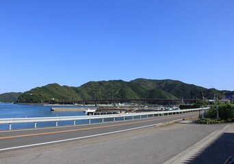横浪半島の先端と宇佐漁港を繋ぐ「宇佐大橋」のある風景(高知県)