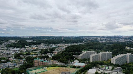 日本の郊外の景色、ドローンで上空から撮影
団地、森、林、空