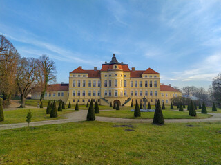 Fototapeta na wymiar Rogalin castle in landscape park