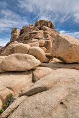 Fototapeta na wymiar Huge rocks forming a mountain in the desert of Joshua Tree National Park