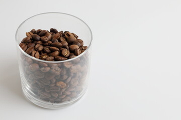 ガラス容器に入ったコーヒー豆