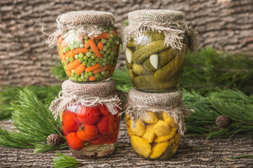 Rustic conservation. Assorted. Marinated tomatoes. Preserved marinated mushrooms. Green Peas and Baby Carrots. Crunchy pickles. Small yellow summer squash