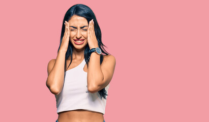 Obraz premium Beautiful hispanic woman wearing casual clothes with hand on head, headache because stress. suffering migraine.