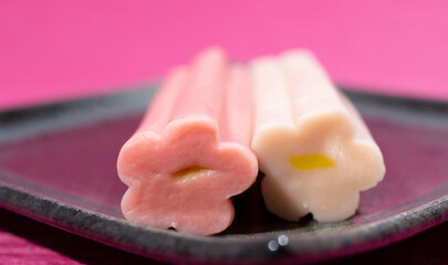 お正月用の生麩（なまふ）：紅白花麩(はなふ)、日本の伝統食材、グルテンが豊富、おめでたい紅白。