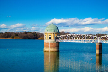 東京都村山市にある、村山貯水池（別名：多摩湖）英称：Murayama Reservoirの第一取水塔、2021年の元旦に撮影、日本