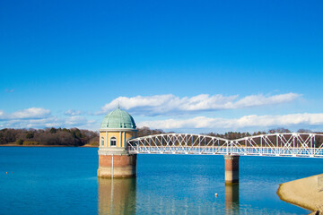 東京都村山市にある、村山貯水池（別名：多摩湖）英称：Murayama Reservoirの第一取水塔、2021年の元旦に撮影、日本