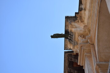 Estructura antigua con detalles de escultura