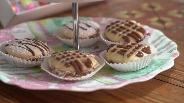 postres galletas y donas decoradas con crema, decoraci&oacute;n para fiesta