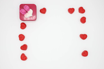 Pink gift box Insert heart shaped candy Place it at the corner of the paper. To enter text For valentine's day