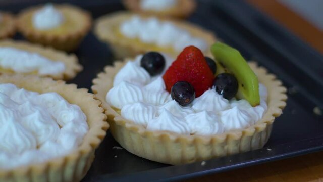 decorar pie con crema y frutas, tartas y postres para fiestas.