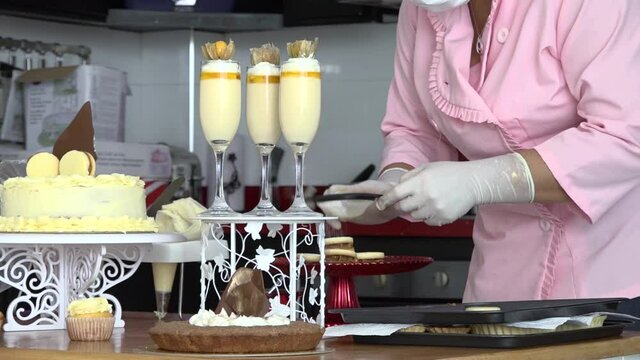 preparaci&oacute;n de postres, pasteles y Cupcake para decoraci&oacute;n de fiesta