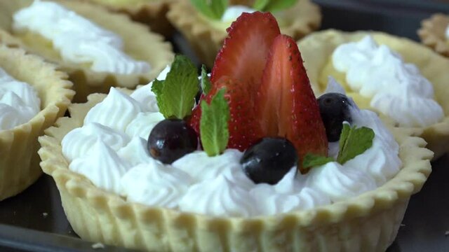 decorar pie con crema y fresas, tartas decoradas para fiesta