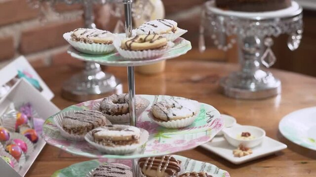 Cupcake, galletas y donas en una decoraci&oacute;n para fiesta