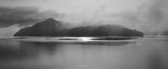 한국 청주시티 대청호수 아침 물안개 풍경, 흑백사진
