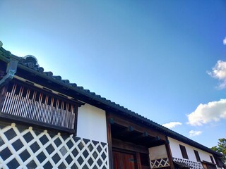 武家屋敷のなまこ壁と青空の風景