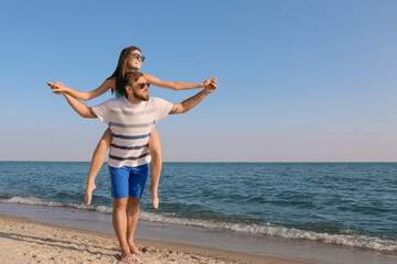 Obraz na płótnie Canvas Happy young couple on sea beach