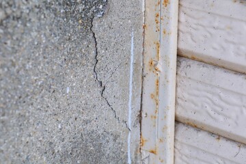 コンクリート造りの建物のひび割れ