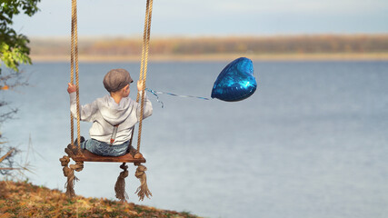 schaukelndes Kind am See
