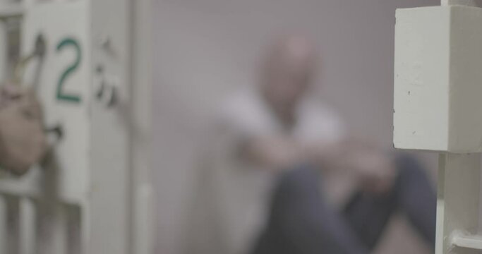 Police Officer Opens Jail Cell with Suspect Inside Sound 4K