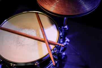 Obraz premium Drum sticks on a snare drum close up top view.