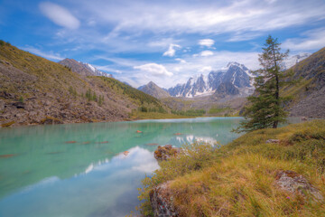 Obraz premium A beautiful lake in a mountain valley. Mountains, sky with clouds. Natural background.