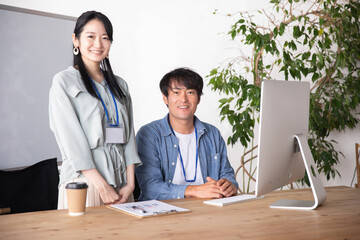 Fototapeta premium オフィスでミーティングする男女の会社員 