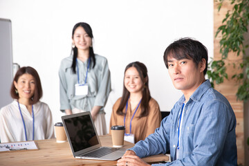 Obraz premium 服装自由な会社で働く会社員 