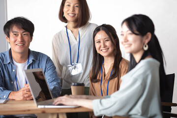 オフィスで仕事するビジネスウーマン
