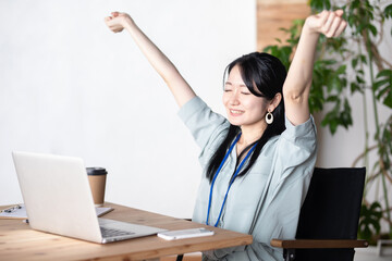 オフィスで深呼吸するビジネスウーマン
