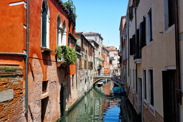 Fototapeta na wymiar Narrow canal in Venice