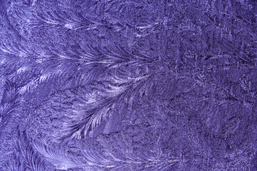 氷に覆われた窓ガラスのパターンによる冬の印象。