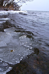 極寒の冬の波立つ湖