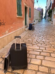 Rovinj Istrien Kroatien Adria Mittelmeer - Altstadt mit Gepäck bei Anreise Abreise in einer Gasse