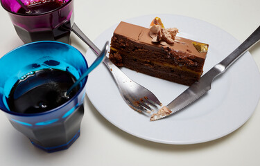 Plato con un pastel de bizcocho y chocolate