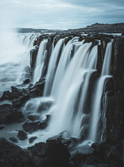 Vue exotique du puissant flux de la puissante cascade de Selfoss.