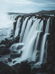 Photo sur Plexiglas Bleu Vue exotique du puissant flux de la puissante cascade de Selfoss.