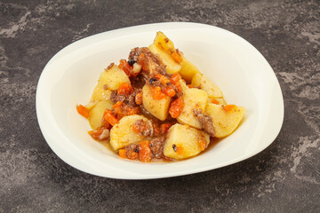 Roasted potato and beef with sauce