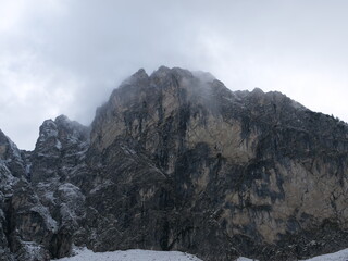 Der 1986 Meter hohe Berg Aggenstein in den bayerischen Alpen bei Pfronten in Wolken und mit Schnee