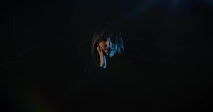 Giovane ragazza si annoia al cinema