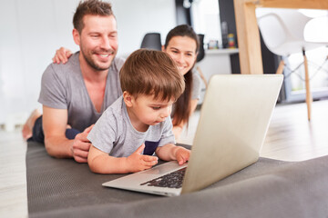 Familie und Kleinkind am Laptop Computer