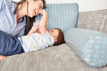 Obraz na płótnie Canvas Kleinkind kneift Mutter beim Spielen in die Nase
