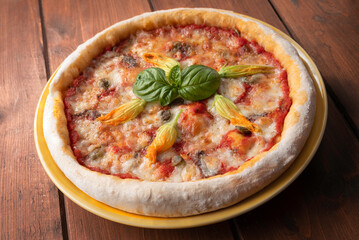 Deliziosa pizza vegetariana con fiori di zucca, Cucina Italiana