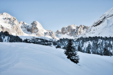Fototapeta na wymiar Weisse Berge im Winter in den Dolomiten