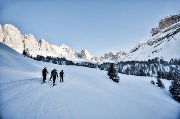 Fototapeta na wymiar Ski Tour in den Schnee bedeckten Berge der Dolomiten